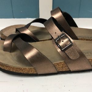 Mudd Womens bronze Sandals Slides Footbed Strappy Faux Leather‎ Size 10
